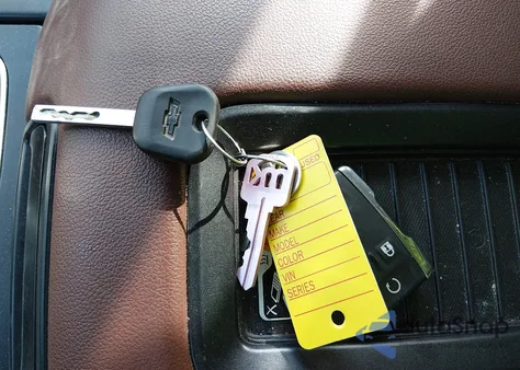 2018 Chevrolet Silverado 1500 High Country z USA, uszkodzony, nr VIN 3GCUKTEC1JG494897